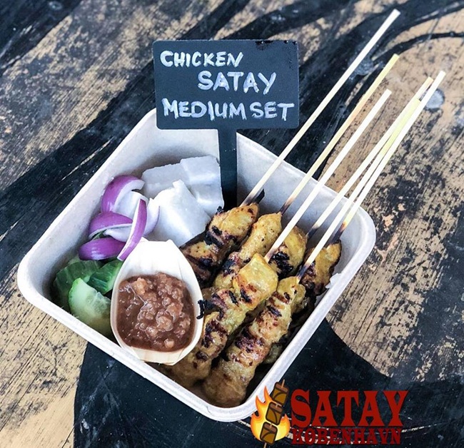 Thậm chí, cô còn cho khách hàng nếm thử satay miễn phí. Bà chủ quầy satay nhận thấy khách châu Á có xu hướng thích thịt ướp sa tế trong khi người dân địa phương thích nước sốt đậu phộng.