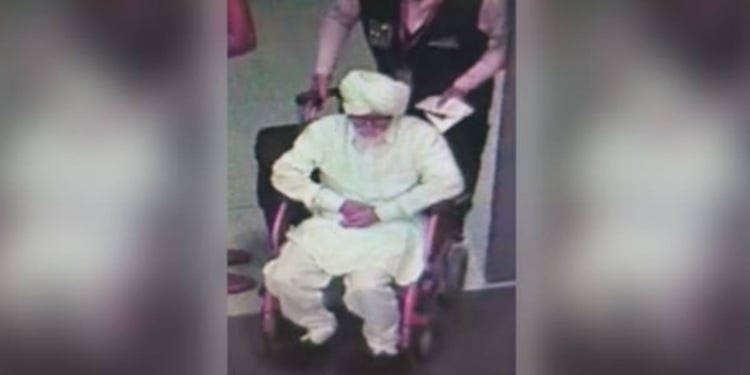 Patel đã đóng giả một ông lão tàn tật để đánh lừa các nhân viên hải quan (Ảnh: CSIF)