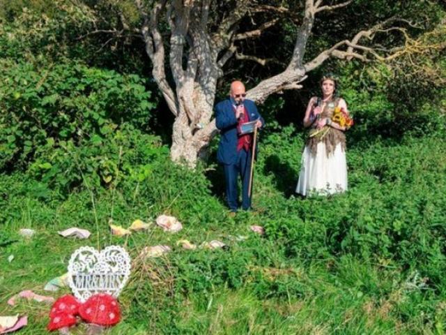 Bạn trẻ - Cuộc sống - Cô gái kì lạ kết hôn với một… cái cây