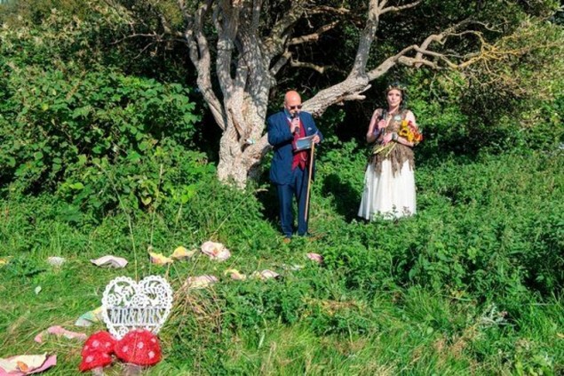 Cô gái kì lạ kết hôn với một… cái cây - 1