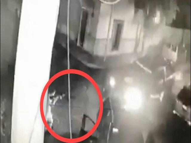Video 8 thành viên băng đảng Mexico chặn xe cảnh sát, nã đạn như mưa