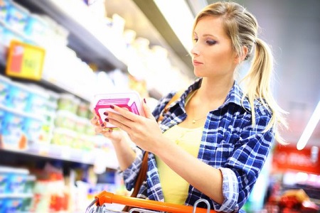 Chương trình khuyến mại, giảm giá chỉ là “mánh khóe” lừa đảo người tiêu dùng ở các siêu thị. Ảnh Getty