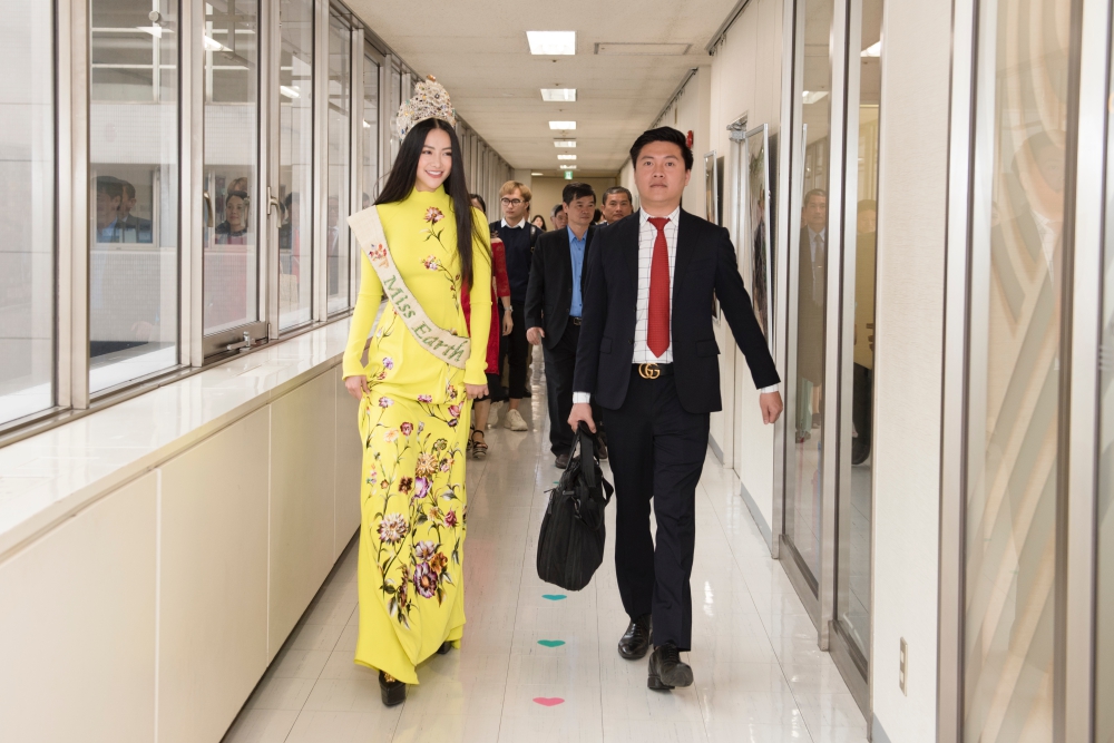 Hoa hậu Phương Khánh diện áo dài thướt tha trong buổi thăm chính quyền&nbsp;Fukuoka, Nhật Bản