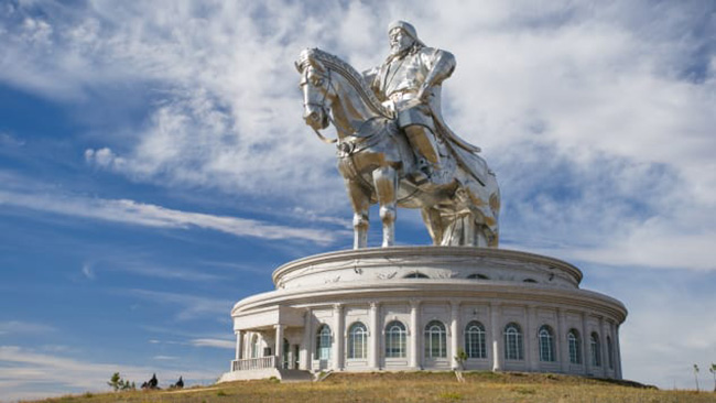 3. Tượng Thành Cát Tư Hãn, Mông Cổ

Đây chắc chắn là một trong những điểm đến kỳ lạ nhất thế giới. Giữa thảo nguyên mênh mông là một bức tượng thép khổng lồ dài tới 44m. Bức tượng dường như không ăn nhập gì với thế giới xung quanh nhưng lại là minh chứng cho thấy Thành Cát Tư Hãn quan trọng thế nào đối với người dân Mông Cổ.
