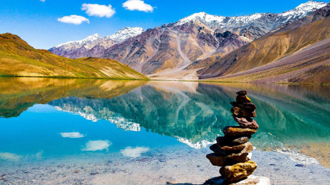 5. Lahaul và Spiti, Ấn Độ

Xa xôi và ngập băng giá nhưng phong cảnh ở đây đẹp đến nghẹt thở. Hồ Chandratal nổi tiếng ghi lại vẻ đẹp không thể tưởng tượng được của Lahaul và Spiti khiến mọi du khách khi từng ghé qua đây đều không muốn rời mắt.
