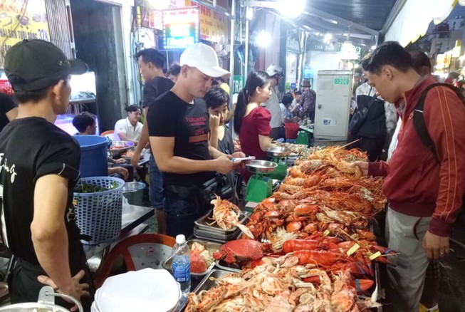 Khó lọt cửa Trung Quốc, tôm hùm Mỹ &#34;bò&#34; sang Việt Nam - 1