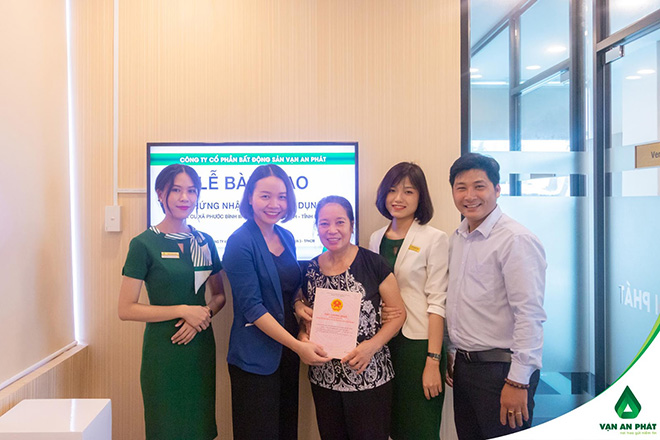 Giấy chứng nhận Quyền sử dụng đất chứng minh quyền lợi sở hữu hợp pháp của các khách hàng.