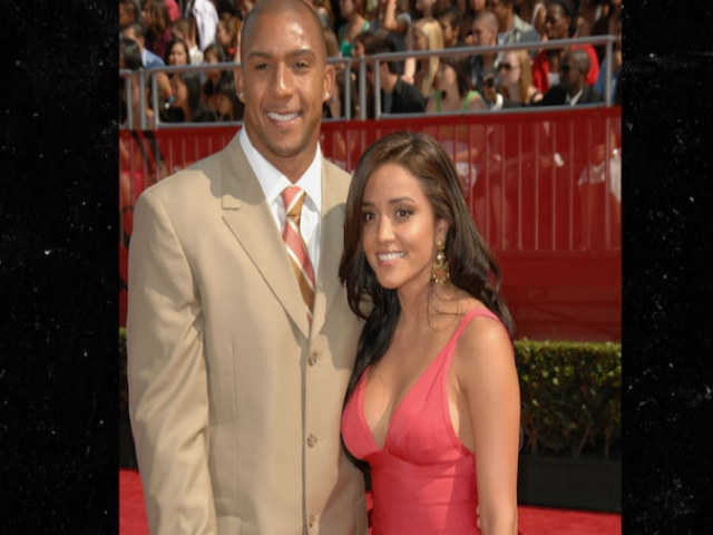 Thể thao - Cầu thủ siêu sao có vợ đẹp như tiên vẫn "hám của lạ": Tàn đời vì 9 tội nặng