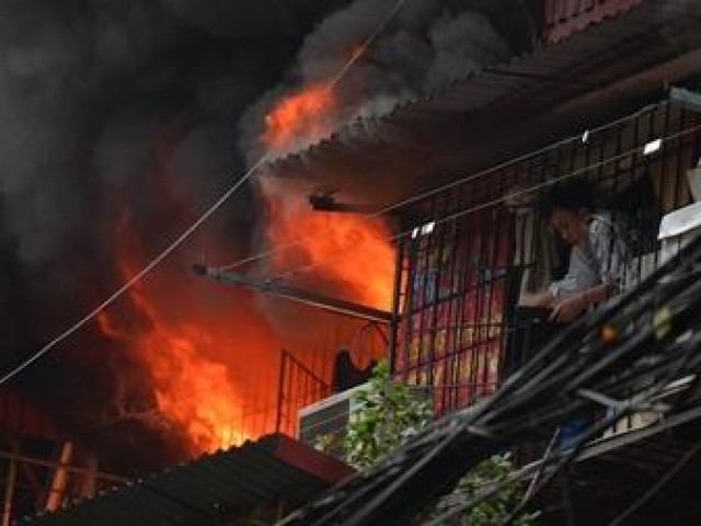 Tin tức trong ngày - Cận cảnh hiện trường vụ cháy "chuồng cọp" ở khu tập thể Kim Liên