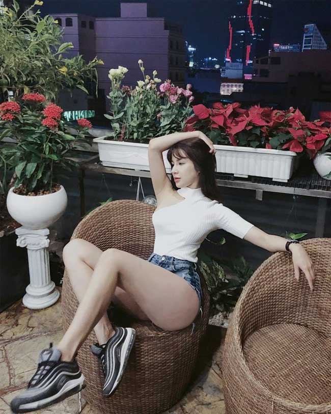 Diệp Lâm Anh đi đầu trong số các sao Việt mê quần siêu ngắn. Cô thường chọn dáng cạp cao.