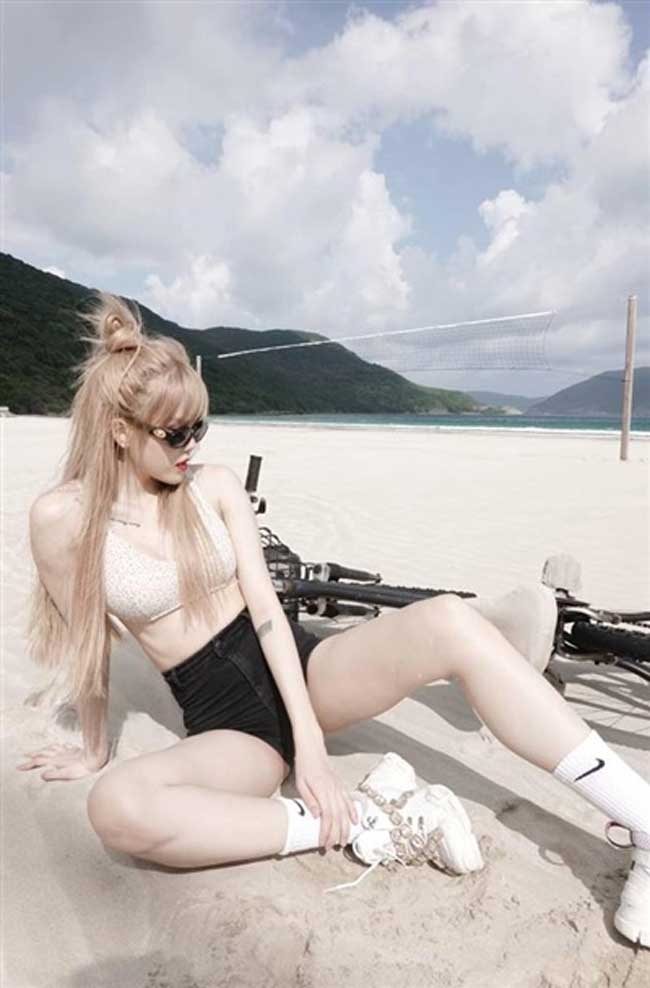 Những chiếc short kết hợp với crop top là bộ đôi trang phục yêu thích của nữ ca sĩ.