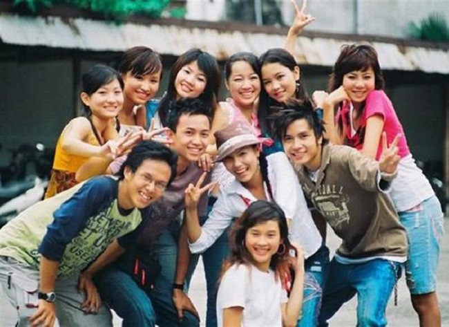 "Nhật ký Vàng Anh" là một trong những sitcom nổi đình nổi đám được nhiều khán giả trẻ biết đến. Kể từ lần đầu tiên phát sóng vào năm 2006, "Nhật ký Vàng Anh" đã ghi dấu ấn bởi kịch bản thú vị với các tình huống gần gũi với đời sống của giới trẻ. Đặc biệt là dàn diễn viên trẻ như Hoàng Thùy Linh, Mạnh Quân, Hoàng Anh Vũ, Hồng Đăng... cùng lối diễn tự nhiên là điểm cộng lớn giúp "Nhật ký Vàng Anh" nhận được nhiều sự chú ý của dư luận. Đã 13 năm trôi qua nhưng khán giả vẫn luôn nhớ đến dàn diễn viên của "Nhật ký Vàng Anh", đặc biệt không khỏi tò mò về cuộc sống của 3 chàng hot boy Mạnh Quân, Hoàng Anh Vũ và Hồng Đăng.