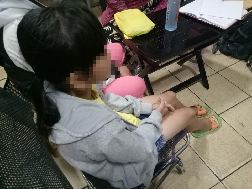 Bé H. ngồi kể lại sự việc.