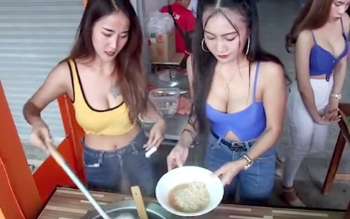 Hot girl Thái Lan ăn mặc nóng bỏng nhảy múa bán mỳ gây xôn xao - 2