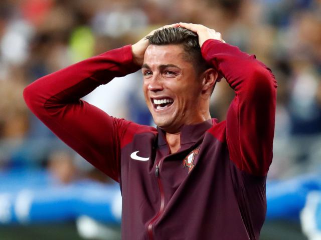 Media - Những khoảnh khắc "điên rồ" xoay chuyển lịch sử bóng đá thế giới