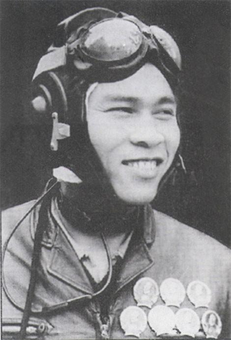 Ông Nguyễn Văn Bảy là một trong mười sáu phi công Việt Nam đạt cấp "Ách" (bắn rơi 5 máy bay địch trở lên)&nbsp; trong kháng chiến chống Mỹ. Năm 1960, ông Bảy được chuyển từ bộ binh sang không quân và cấp trên cử đi học lái máy bay Yak - 52 ở sân bay Mông Tự (Trung Quốc) rồi sau lên MiG - 15, rồi MiG - 17.