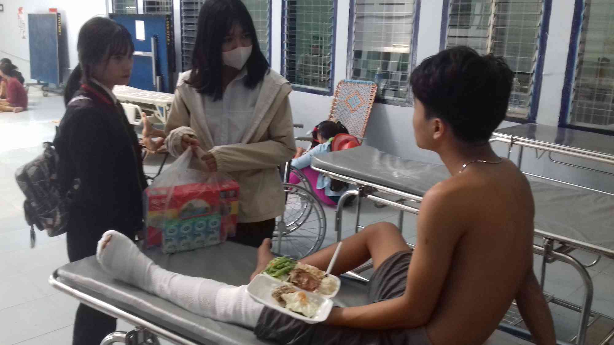 Em N.Q.T đang được điều trị tại bênh viện với vết chém ở chân - Ảnh Văn Hà