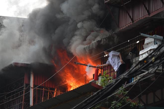 Theo nhiều nhân chứng cho biết, lửa bùng ra kèm theo khói từ khu "chuồng cọp" cơi nới tại căn hộ trên, sau đó lan nhanh và bốc thành đám cháy lớn. Hình ảnh được PV CAND ghi lại khi một người dân cố chui qua chuồng cọp của căn hộ kế bên và dùng bình chữa cháy để dập lửa nhưng bất thành.