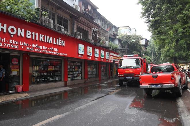 Nhận được tin báo, lực lượng Cảnh sát PCCC và cứu hộ cứu nạn đã huy động 6 xe chuyên dụng cùng hàng chục CBCS có mặt hiện trường, nỗ lực khống chế ngọn lửa. 