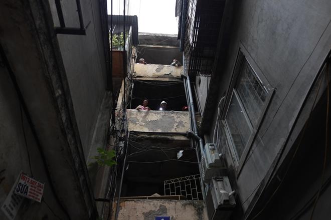 Vụ cháy khiến cả khu tập thể cũ Kim Liên rơi vào cảnh hoảng loạn, người dân hô hoán nhau tháo chạy ra ngoài.