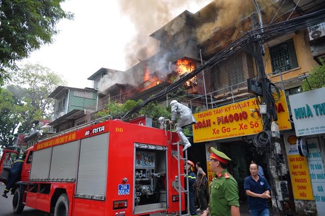 Ngọn lửa dữ liệu bao trùm căn hộ.