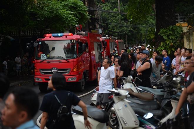 Người dân của khu tập thể được phen hoảng sợ vì đám cháy.