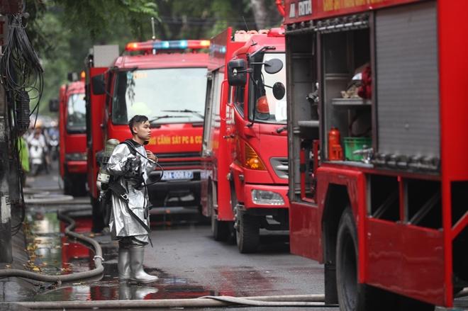 Đến thời điểm hiện tại, đám cháy đã được lực lượng chức năng khống chế. Rất may không có thiệt hại về người nhưng nhiều tài sản của người dân đã bị thiêu rụi.