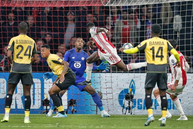 Promes mở tỉ số cho Ajax sau một pha đánh đầu