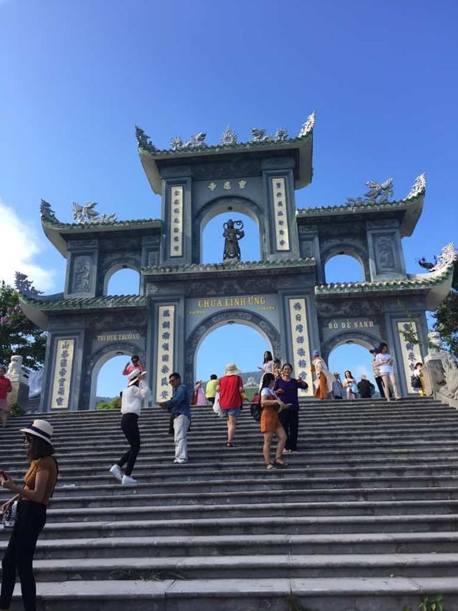 Cổng chùa Linh Ứng, nơi xảy va vụ việc.