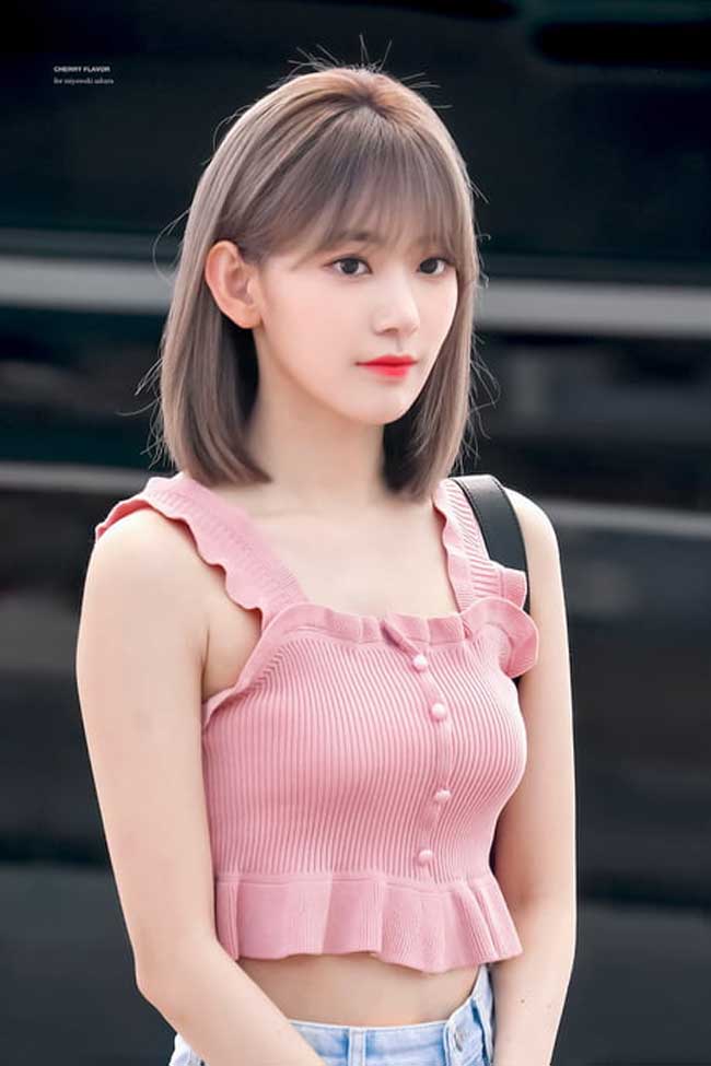 Tuy nhiên, người đẹp cũng vướng phải nhiều lùm xùm như thích chơi trội, nói xấu các thành viên trong nhóm và đặc biệt là lộ ảnh chụp nội y khi còn nhỏ.&nbsp;
