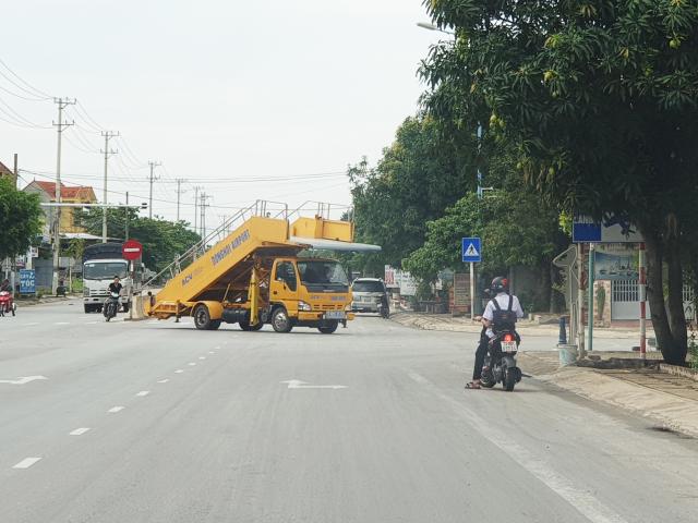 Tin tức trong ngày - Kỳ lạ xe chuyên dụng của sân bay lưu thông trên QL1