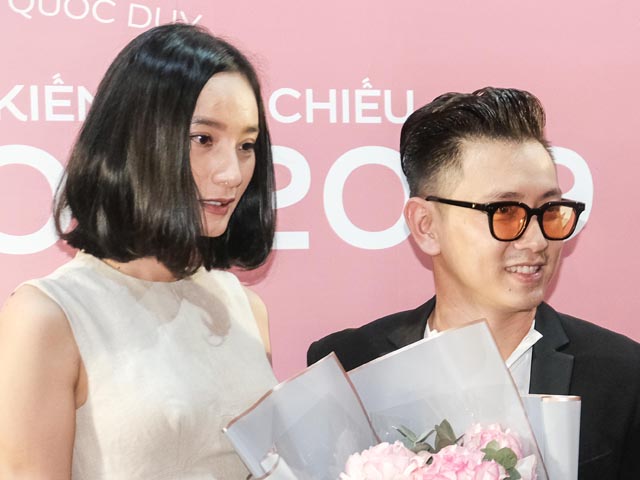 Phim - Siêu mẫu Lê Thúy xuất hiện bên chồng điển trai dự ra mắt phim "Siêu quậy có bầu"