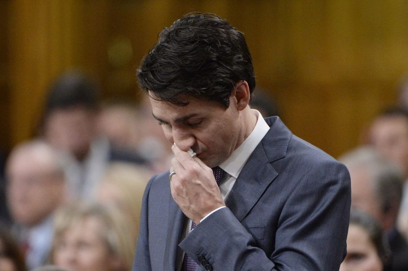 Thủ tướng Justin Trudeau đang mất điểm nghiêm trọng vì bức ảnh mang tính phân biệt chủng tộc thời đại học (Ảnh: The Canadian Press)