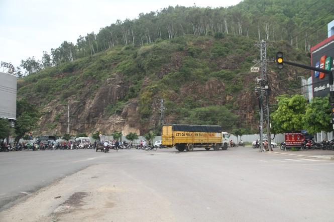 Núi Bà Hỏa - vị trí dự kiến sẽ tạc bức phù điêu. Ảnh: Tr.Định