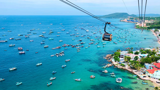 Biển Phú Quốc

Nếu bạn thích mê những bãi cát mịn với làn nước trong vắt thì Đảo Ngọc của Việt Nam chính là nơi dành cho bạn. Ngắm cảnh hoàng hôn rực lửa trên bờ biển cùng bia lạnh và nhạc sống là trải nghiệm hoàn hảo xua tan ngày hè oi bức.

