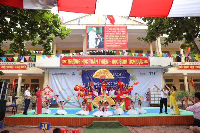 Ngày hội đọc sách cùng chị Hằng và chú Cuội được tổ chức tại trường Tiểu học Hợp Thành, Nghệ An