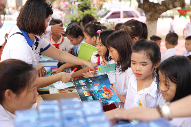 Hàng ngàn các món quà được trao cho các bạn nhỏ như một phần thưởng khi tham gia các hoạt động. Sách là lựa chọn ưu tiên hàng đầu, cho thấy tình yêu của các bạn nhỏ đối với nguồn tài nguyên này.