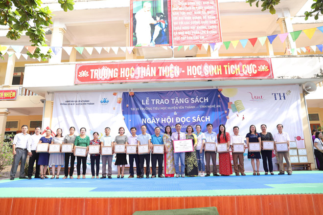Tại Ngày hội, Tập đoàn TH và Quỹ Vì Tầm Vóc Việt đã trao 130 tủ sách cho 20 trường Tiểu học tại huyện Yên Thành, Nghệ An