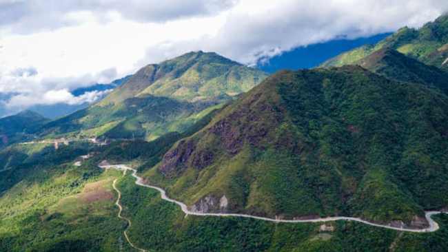 Đi phượt khắp vùng tây bắc

Xe máy là phương tiện di chuyển chủ yếu tại Việt Nam, và những chuyến đi bằng xe máy xẻ dọc vùng Tây Bắc là trải nghiệm có 1-0-2. Nhiều phượt thủ khắp thế giới đều công nhận rằng những khúc cua trên cung đường tới Hà Giang là trải nghiệm tuyệt vời nhất.
