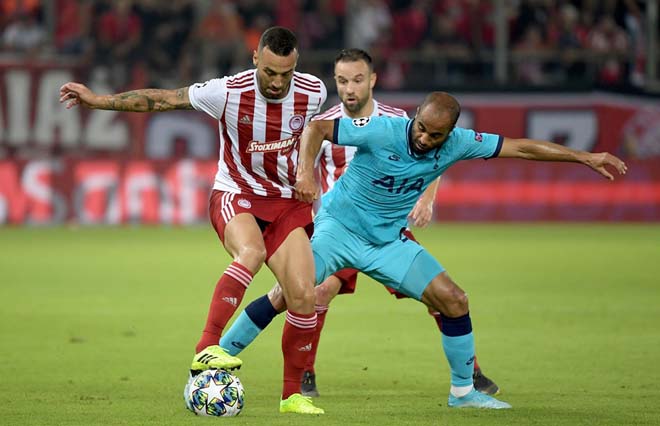 Tottenham (áo xanh) tự làm khó bàn thân