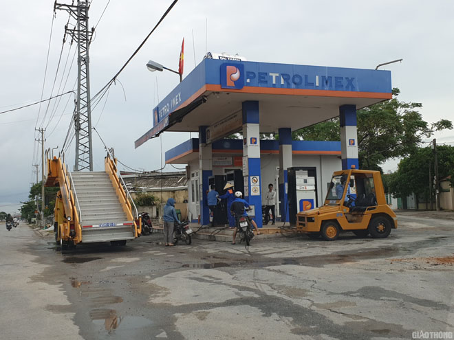 Cửa hàng xăng dầu Lộc Đại nằm trên QL1 đoạn qua xã Lộc Ninh - vị trí được lãnh đạo Cảng hàng không Đồng Hới nói rằng là nơi tiếp nhiên liệu cho các xe chuyên dụng.