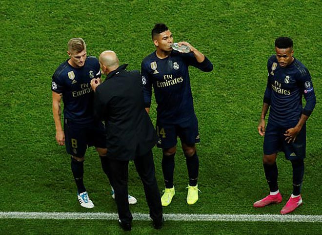 Zidane không hài lòng với các tiền vệ nhưng liệu ông đã sử dụng đúng chiến thuật?
