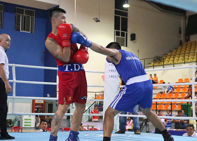 Trương Đình Hoàng (áo đỏ) chỉ đánh đúng 43 giây là vô địch giải boxing toàn quốc