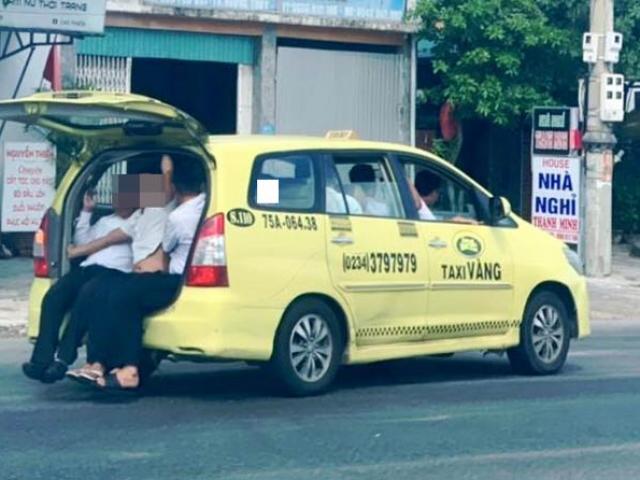 Tin tức trong ngày - Taxi "làm xiếc" nhồi nhét 11 người lưu thông trên Quốc lộ 1