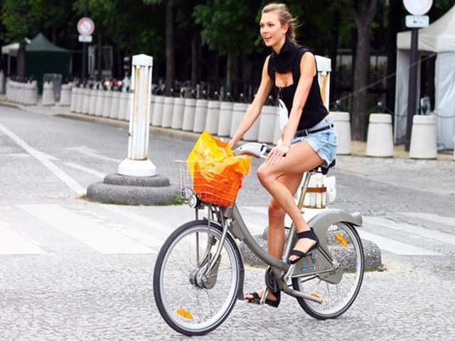 Cô gái gặp sự cố váy dài giữa phố và trào lưu mặc điệu, đạp xe