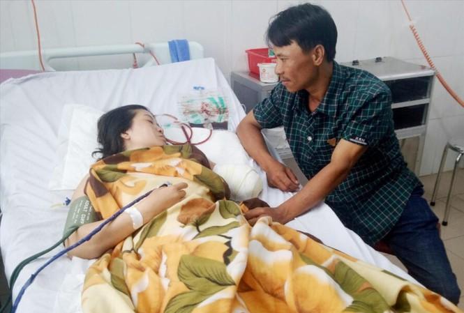 Anh Công ở bên chăm sóc cô giáo Tiền tại bệnh viện