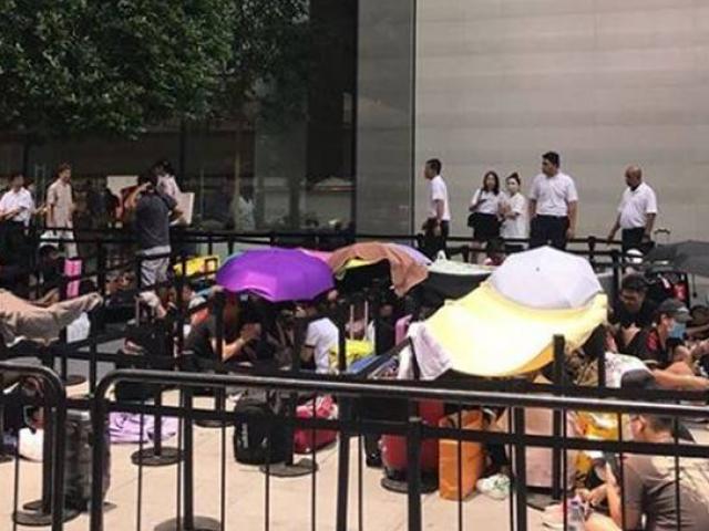 Thị trường - Tiêu dùng - Hàng trăm "tín đồ" iPhone người Việt xếp hàng dài tại Singapore chờ iPhone 11 mở bán sáng nay