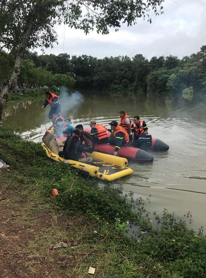 Cơ quan chức năng tìm kiếm thi thể nam sinh và nữ sinh.
