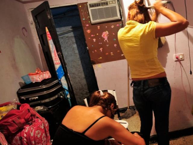 Hai chị em gái bị tung 140 bức ảnh khỏa thân lên mạng, ép bán dâm trong xe hơi