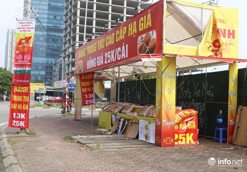 Theo ghi nhận của PV Infonet, bánh Trung thu được bày bán ngoài các ki-ốt trên các tuyến đường tại TP.HCM&nbsp; cũng vắng khách hơn so với mọi năm.&nbsp;
